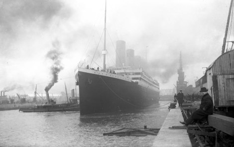 El Titanic dejando Southampton, el 10 abril de 1912. Comienza su primer viaje a Nueva York, del cual nunca retornaria.